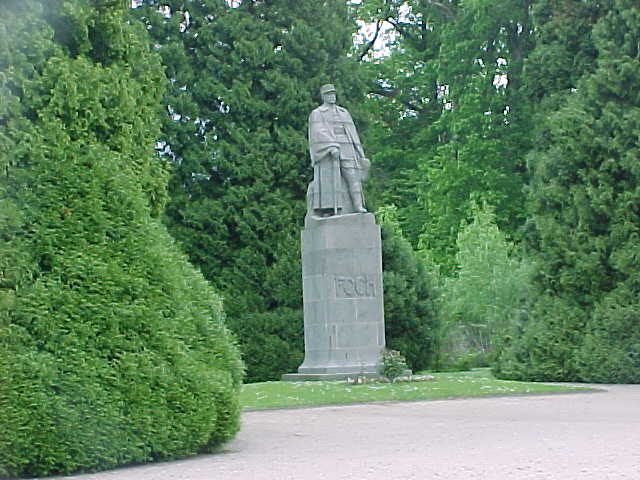 338 - LA STATUE DU MARECHAL FOCH.jpg
